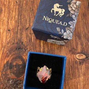 Niquead garnet and gold ring